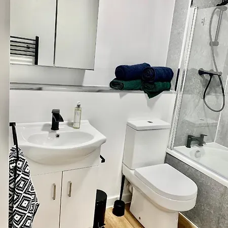 Charming Modern Cosy 2 Bedroom Flat Close To Town *