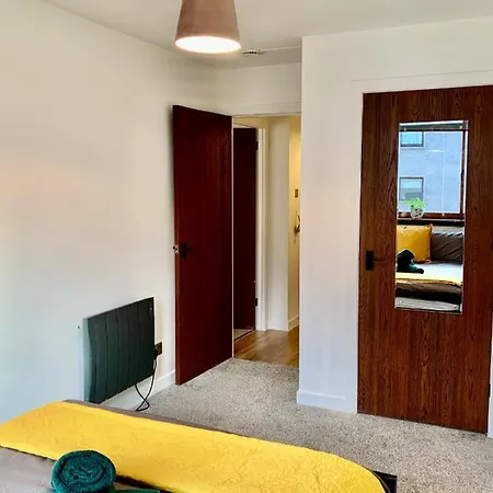 Charming Modern Cosy 2 Bedroom Flat Close To Town
