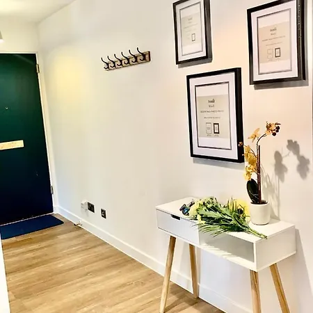 Charming Modern Cosy 2 Bedroom Flat Close To Town