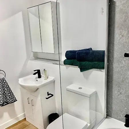 Charming Modern Cosy 2 Bedroom Flat Close To Town Apartment *