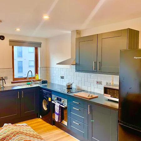 Charming Modern Cosy 2 Bedroom Flat Close To Town Apartment