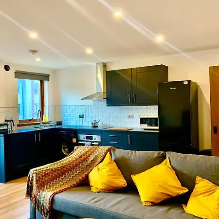 Charming Modern Cosy 2 Bedroom Flat Close To Town Apartment
