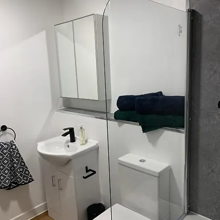 Charming Modern Cosy 2 Bedroom Flat Close To Town