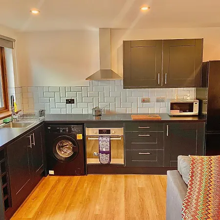 Charming Modern Cosy 2 Bedroom Flat Close To Town Apartment *