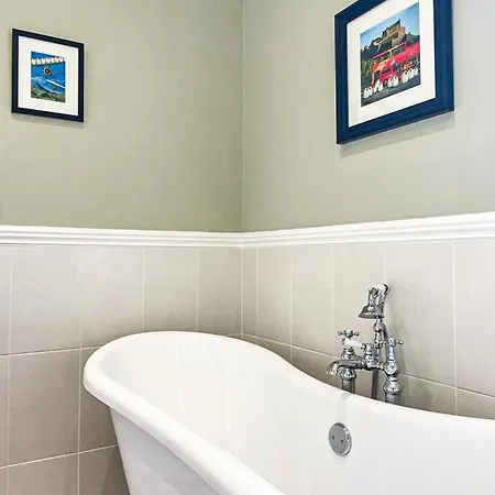 Remarkable 5br Townhouse With Garden, Sleeps 12 Edinburgh