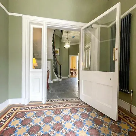 Remarkable 5br Townhouse With Garden, Sleeps 12 아파트