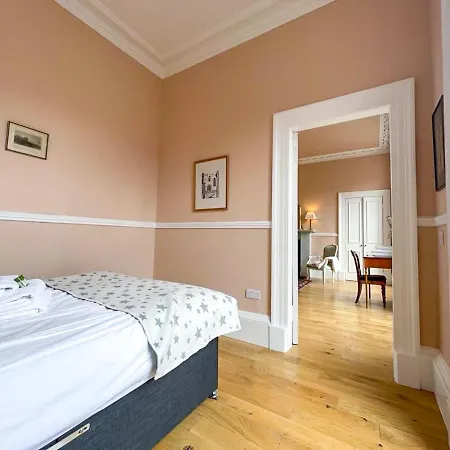 Remarkable 5br Townhouse With Garden, Sleeps 12 Edinburgh