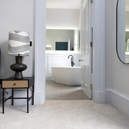 Dragon Luxury Serviced At Alva Street