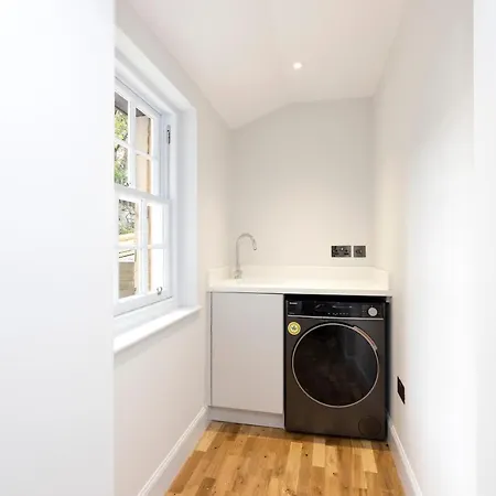 Dragon Luxury Serviced At Alva Street *