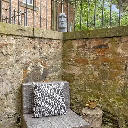 Cozy With Character Large 2 Bedroom Main Door With Garden Holiday home