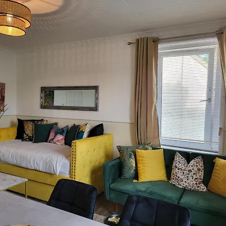 4 Bedrooms By Sensational Short Lets & Serviced * Edinburgh