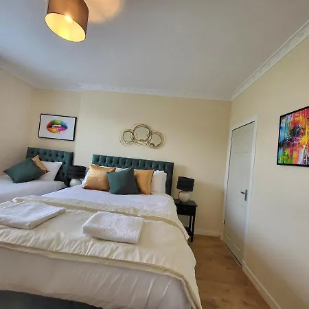 4 Bedrooms By Sensational Short Lets & Serviced Apartamento