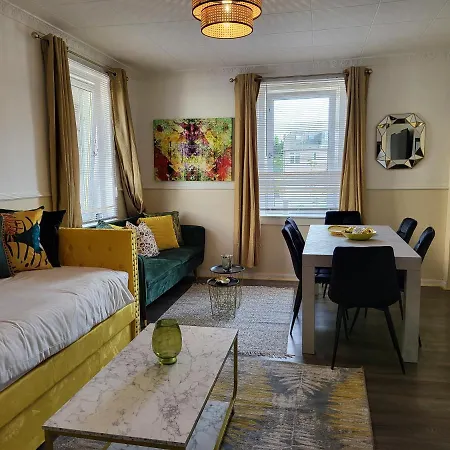 4 Bedrooms By Sensational Short Lets & Serviced *