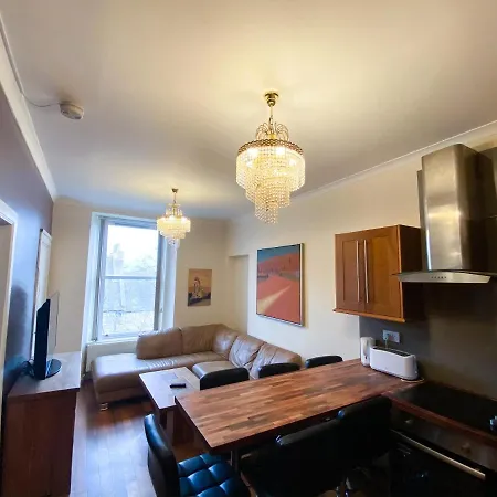1 Minute From Royal Mile, Large 5 Bed