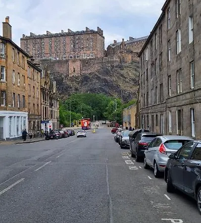 Spacious City Centre Double Ensuite Room Edinburgh
