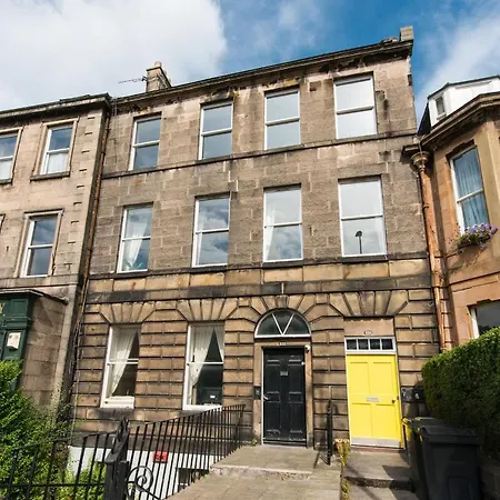 Stunning 2 Bedroom Flat In Trinity Edinburgh