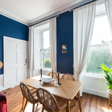 Stunning 2 Bedroom Flat In Trinity *