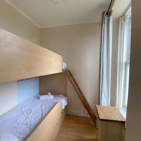 1 Minute From Royal Mile, Large 5 Bed Apartament