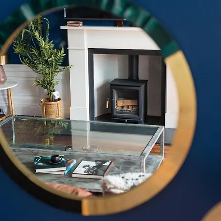 Stunning 2 Bedroom Flat In Trinity *