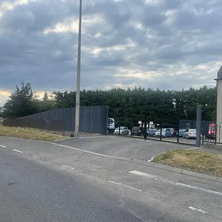 4 Bed Near Airport بيت للعطل إدنبرة