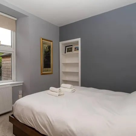 Lovely 1 Bedroom Townhouse In Leith With Garden
