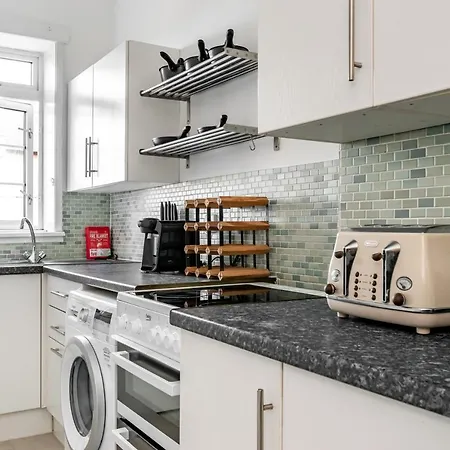 The Amazing Learmonth Court Near Stockbridge 3 Bedrooms *