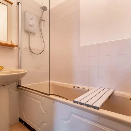 Watson Crescent Apartment *