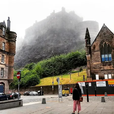 3 Bedrooms Flat In Central Old Town , Grassmarket Heart Of Flat Sleeps 6 , Eh1 Edinburgh