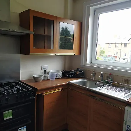 Self Catering 2 Bedroom Flat, Frequent Buses, 1-minute Walk To Bus Stop, 20 Minutes To Center شقة *