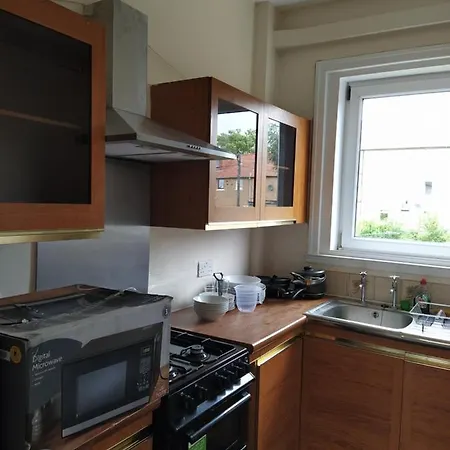 Self Catering 2 Bedroom Flat, Frequent Buses, 1-minute Walk To Bus Stop, 20 Minutes To City Center * Edinburgh