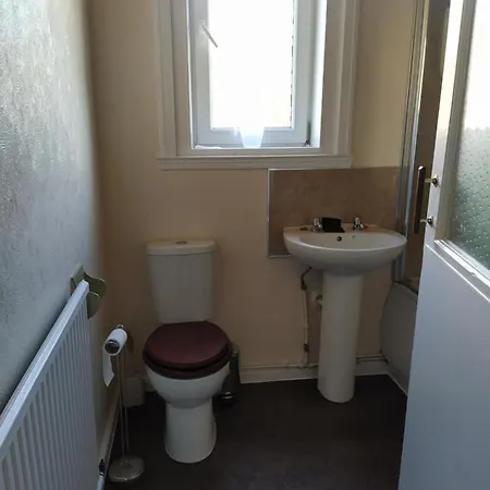 شقة Self Catering 2 Bedroom Flat, Frequent Buses, 1-minute Walk To Bus Stop, 20 Minutes To Center إدنبرة