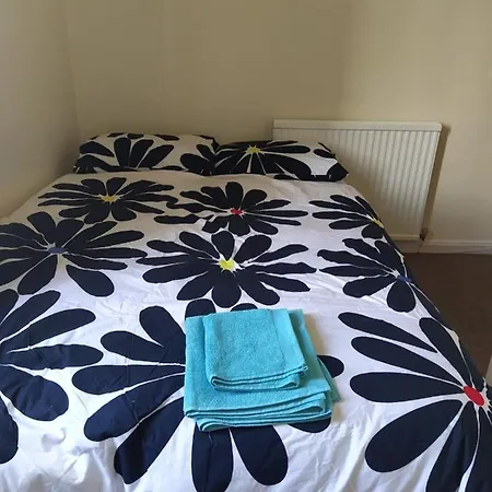 Self Catering 2 Bedroom Flat, Frequent Buses, 1-minute Walk To Bus Stop, 20 Minutes To Center شقة *