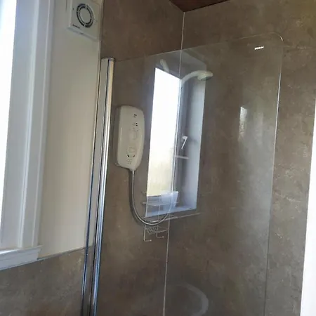 Apartment Self Catering 2 Bedroom Flat, Frequent Buses, 1-minute Walk To Bus Stop, 20 Minutes To City Center Edinburgh