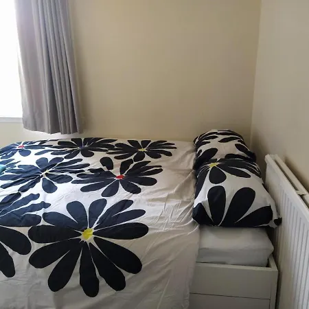Self Catering 2 Bedroom Flat, Frequent Buses, 1-minute Walk To Bus Stop, 20 Minutes To City Center *