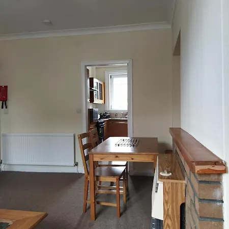 Self Catering 2 Bedroom Flat, Frequent Buses, 1-minute Walk To Bus Stop, 20 Minutes To City Center * Edinburgh