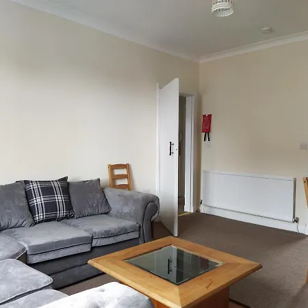 Self Catering 2 Bedroom Flat, Frequent Buses, 1-minute Walk To Bus Stop, 20 Minutes To City Center Edinburgh