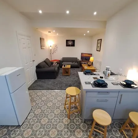 Lovely 2-bedroom Flat In Centre Lägenhet