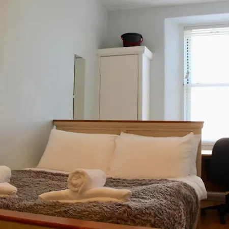 Modern 3 Bedroom Flat Close To Center *