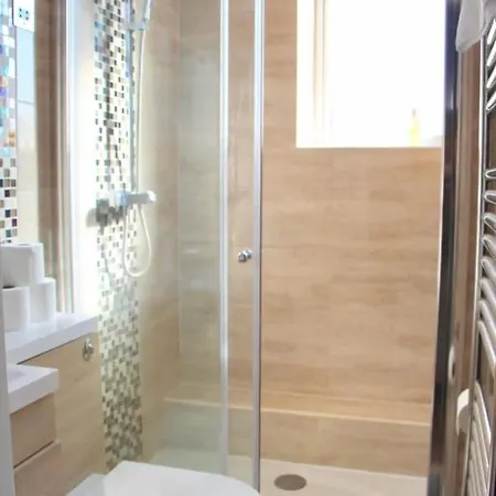Apartment Modern 3 Bedroom Flat Close To Center