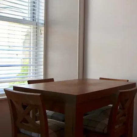 Modern 3 Bedroom Flat Close To Center Apartment *
