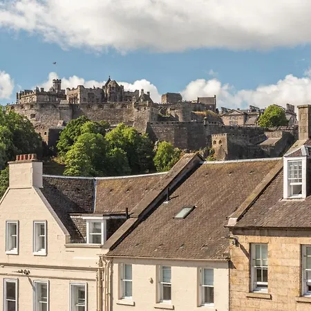 Righ - Luxurious Centre Three Bedroom *