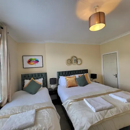 4 Bedrooms By Sensational Short Lets & Serviced *