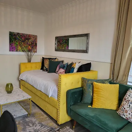 4 Bedrooms By Sensational Short Lets & Serviced * Edinburgh