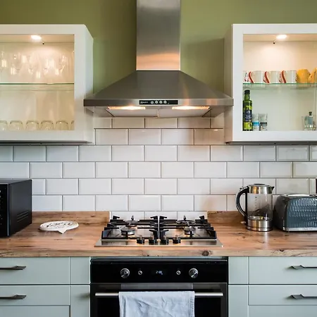 Stunning 2 Bedroom Flat In Trinity Apartment Edinburgh