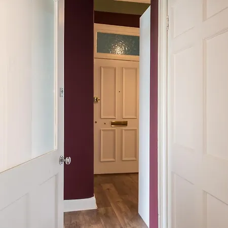 Apartment Stunning 2 Bedroom Flat In Trinity