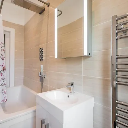 Stunning 2 Bedroom Flat In Trinity * Edinburgh