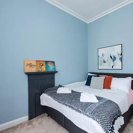 Stunning 2 Bedroom Flat In Trinity