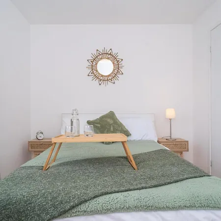 Newly Furnished 2bed Flat With Peaceful Views *