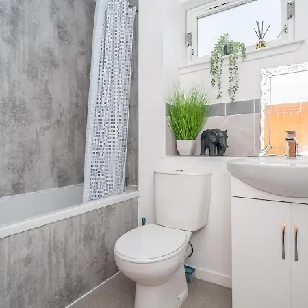 Newly Furnished 2bed Flat With Peaceful Views *