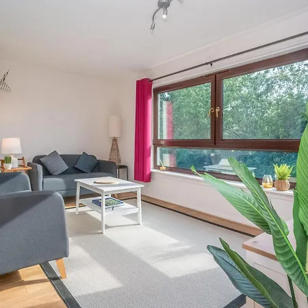 Newly Furnished 2bed Flat With Peaceful Views *